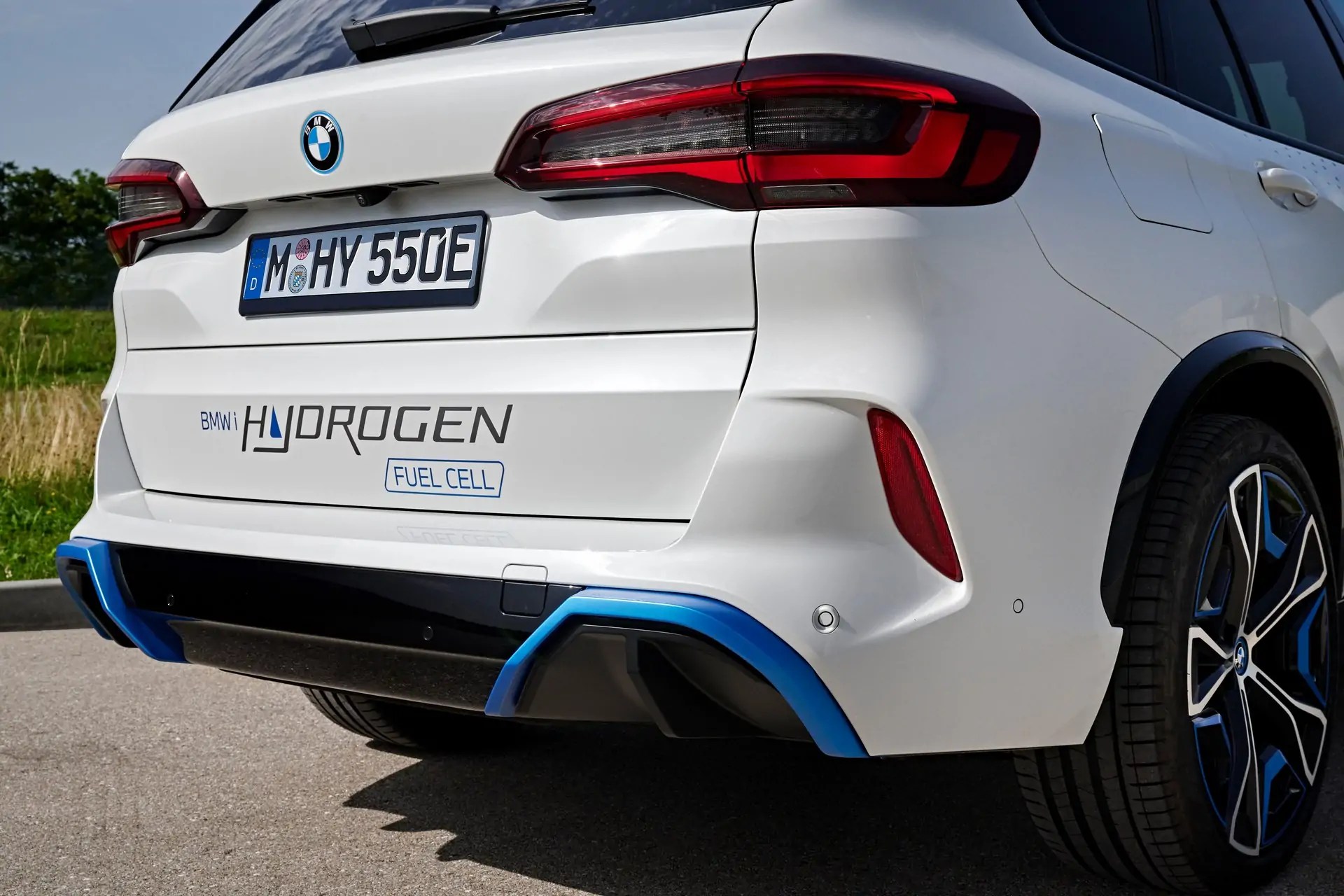 الواجهه الخلفية ل BMW IX5  الهيدروجينية النظيفه 