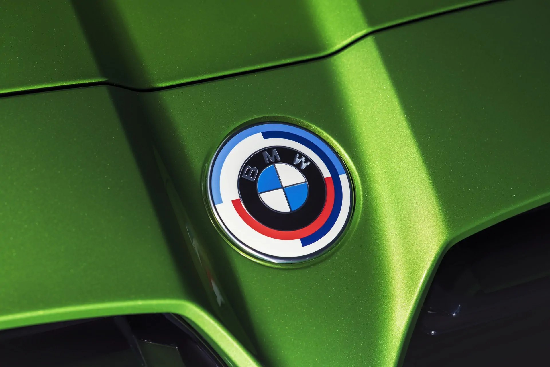 شعار BMW M في اصدارها الخمسيني 