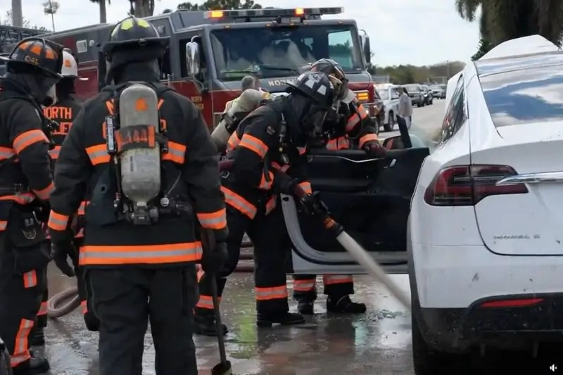صعوبة شديدة يواجهها رجال الإطفاء لإطفاء حرائق السيارات الكهربائية