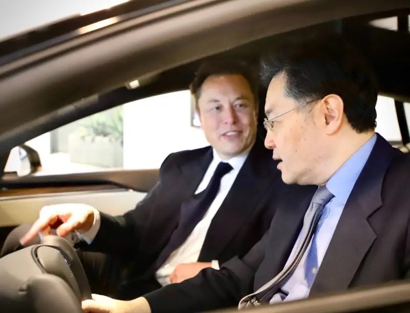السفير الصيني في أمريكا يُعجب بسيارة تيسلا موديل S بلايد