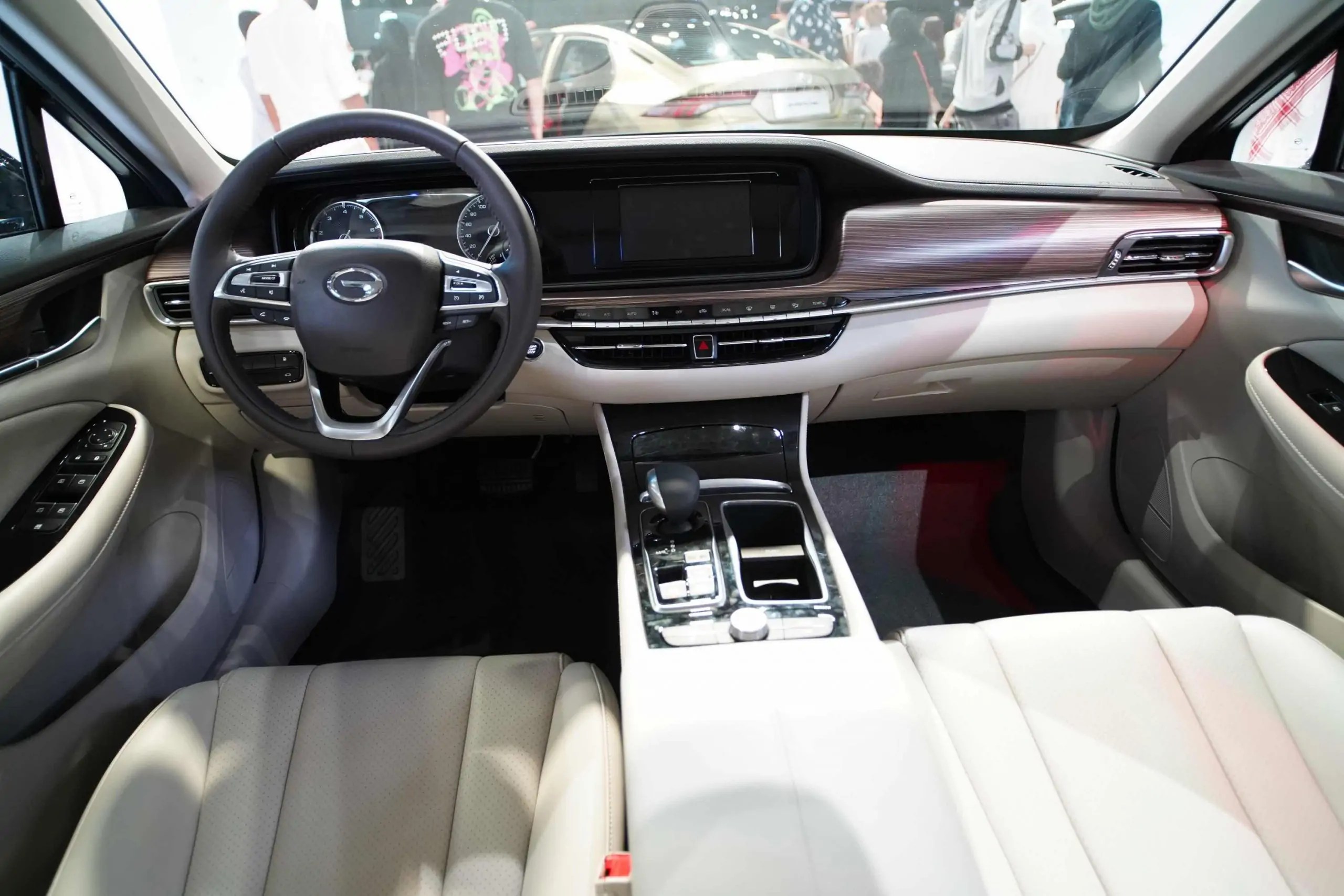 المقصورة الداخلية الأنيقة للسيارة جي إيه سي GA6 موديل 2022