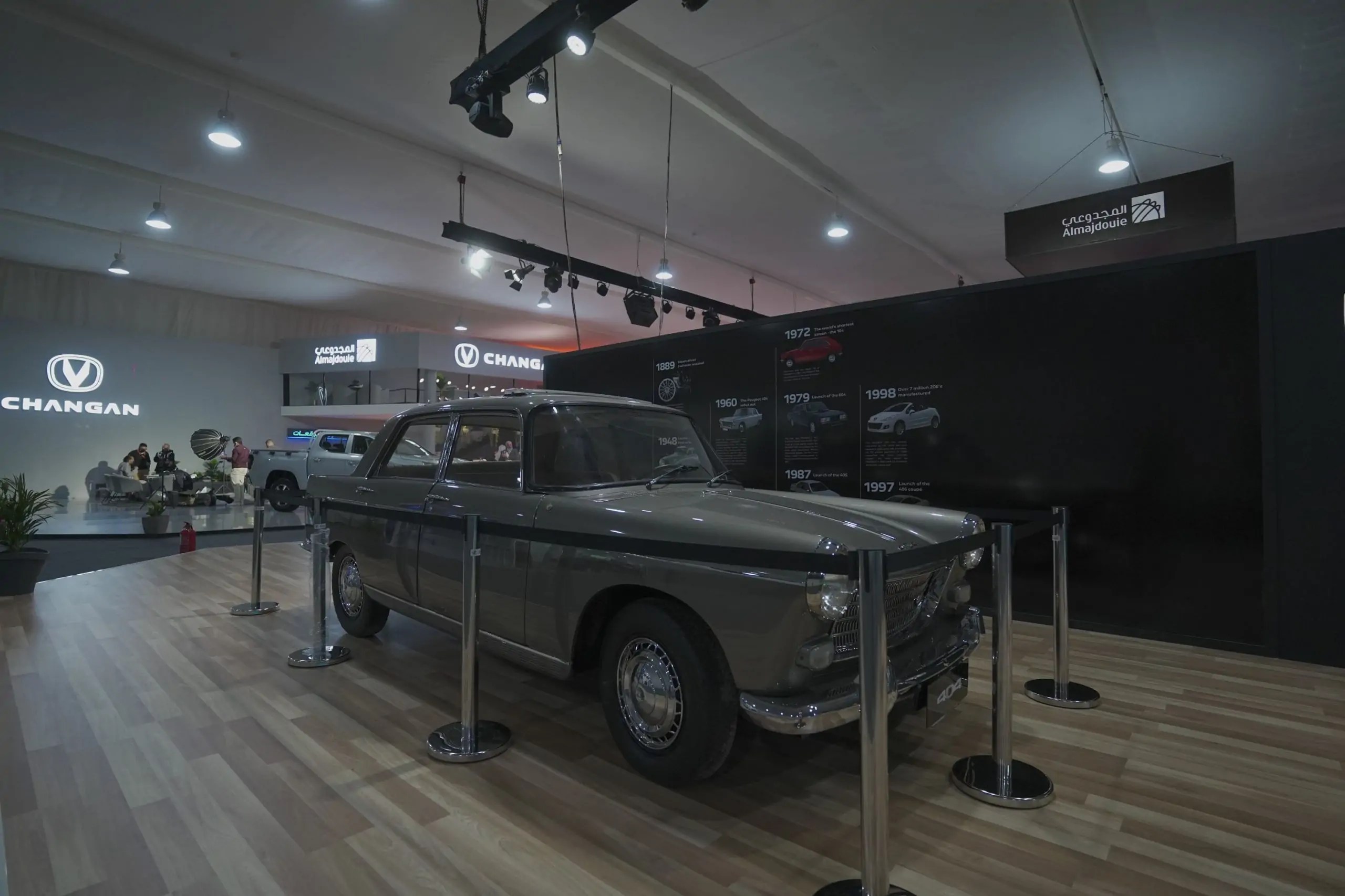 سيارات بيجو التاريخية تزين جناج شركة المجدوعي للسيارات