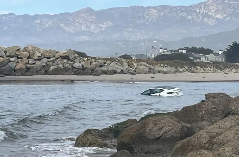 تفاصيل غرق سيارة تيسلا موديل 3 في المحيط
