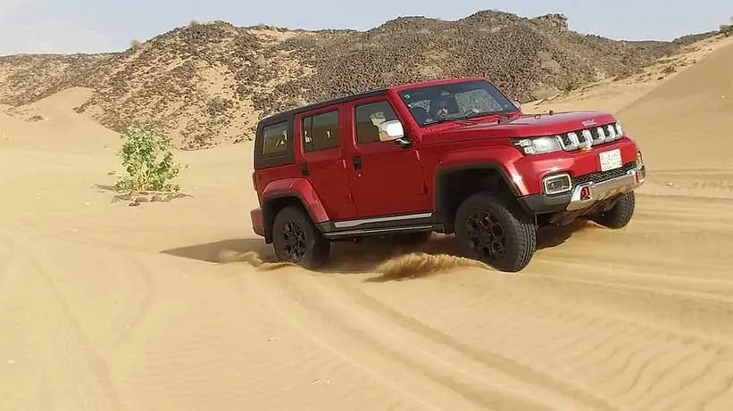 السيارة بايك خلال تجربتها في الصحراء