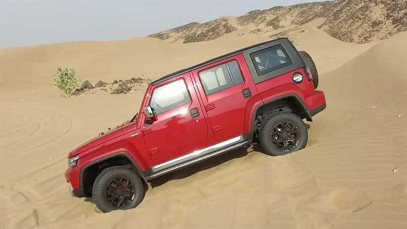جانب السيارة خلال التجربة في الصحراء