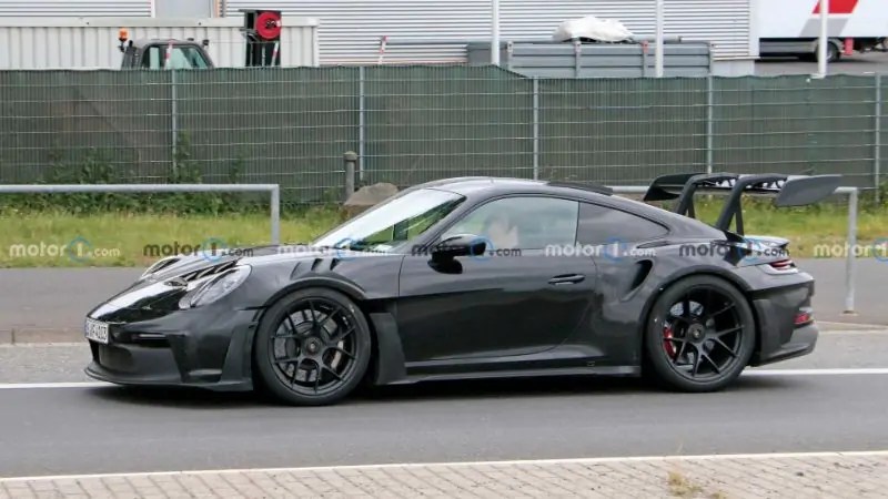 ما الذي تكشف عنه أحدث الصور التشويقية لـ بورشه 911 GT3 RS