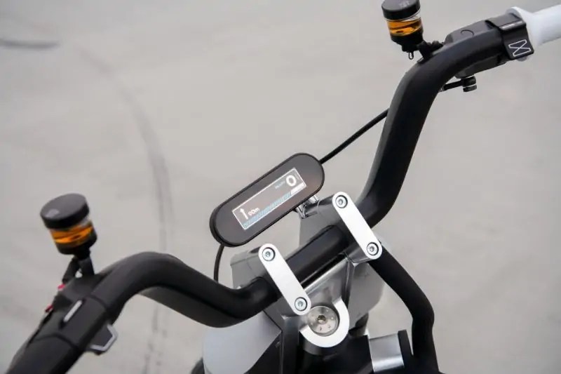 ما الذي نعرفه عن دراجة بي ام دبليو CE 02 الاختبارية الجديدة