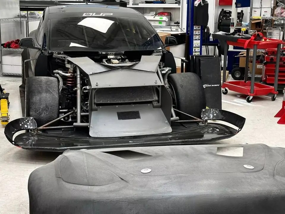 ما الذي يُميز سيارة تيسلا موديل 3 المعدلة بوحشية هذه