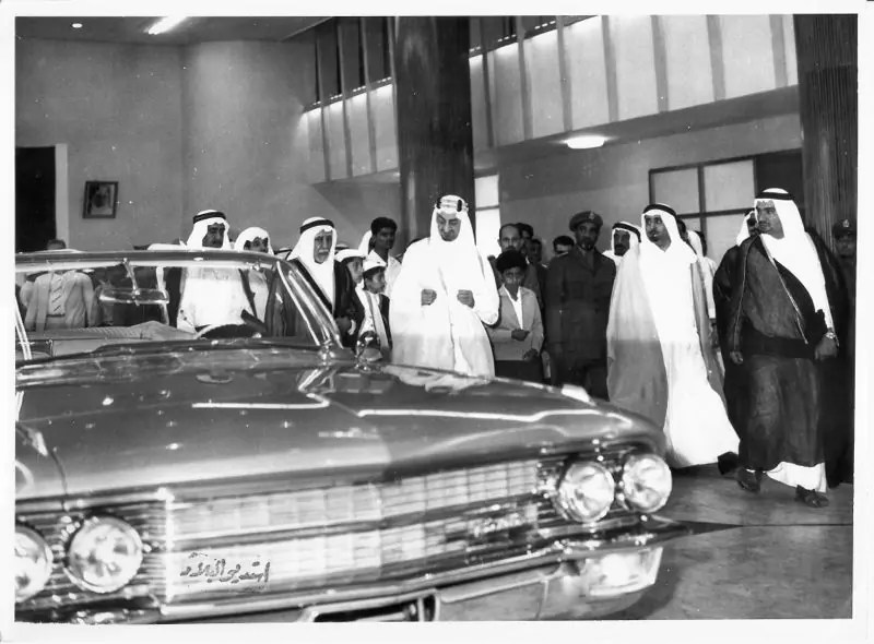 الملك فيصل يشاهد احد سيارات جنرال موتورز
