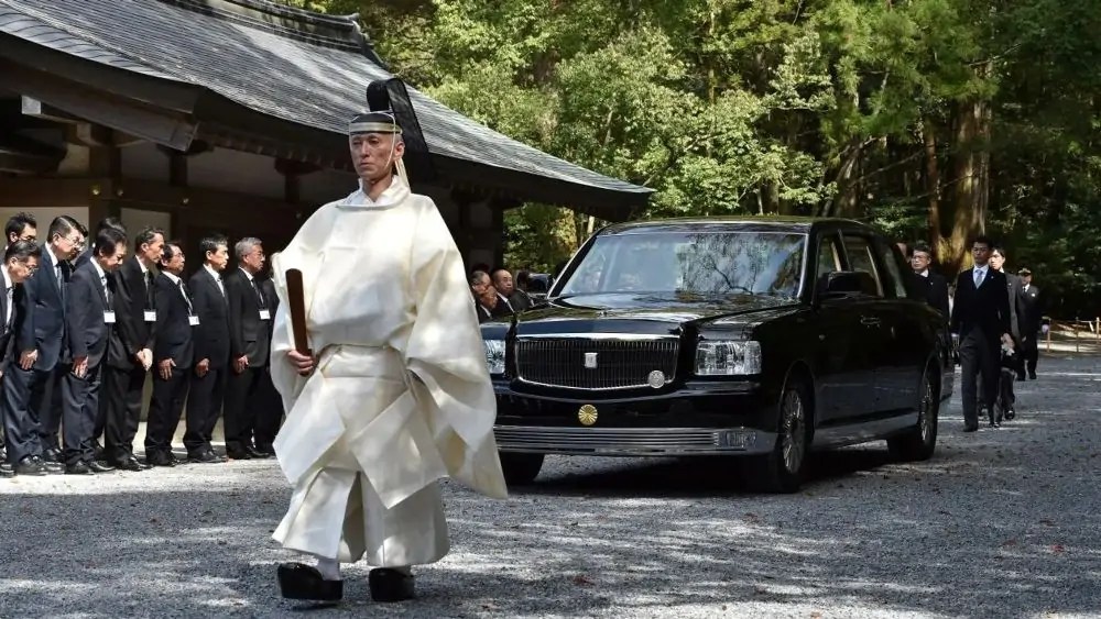 الموكب الامبراطوري باليابان تتصدرة السيارة الرسمية تويوتا سنشري