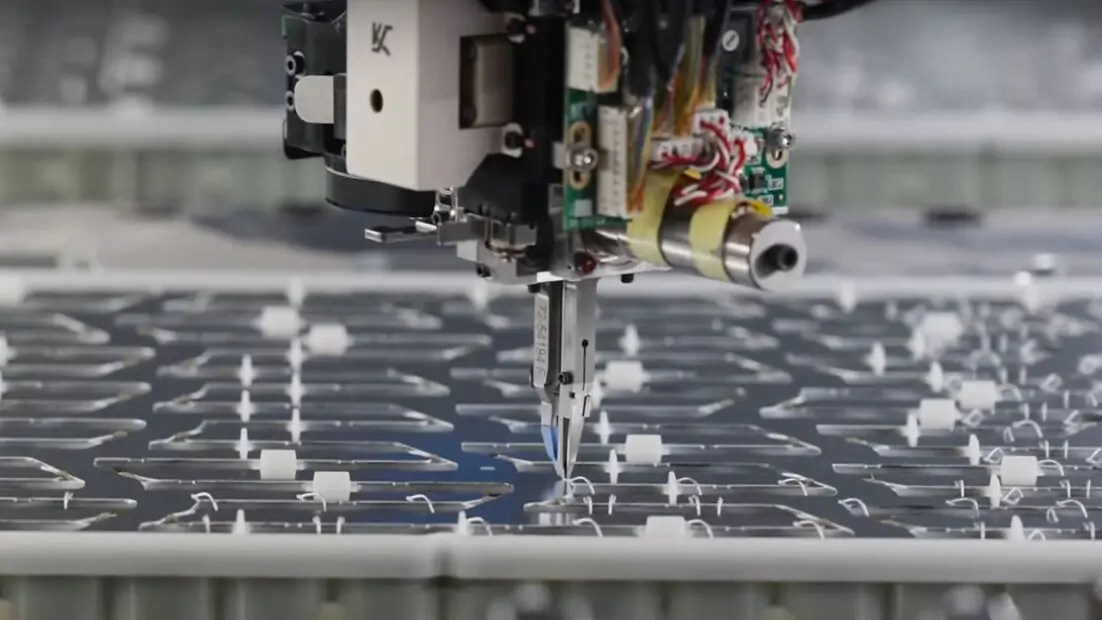 روبوت يقوم بلحام خلايا البطارية 