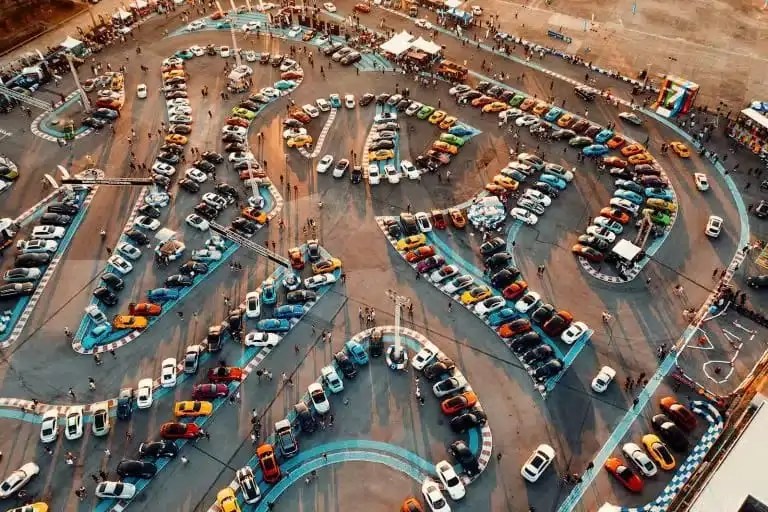 مشهد من الأعلى لسيارات بورشه
