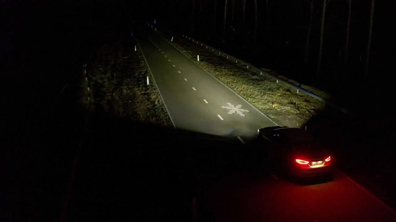 سيارات فورد تعرض الإشارات المرورية على الطريق بأضواءها