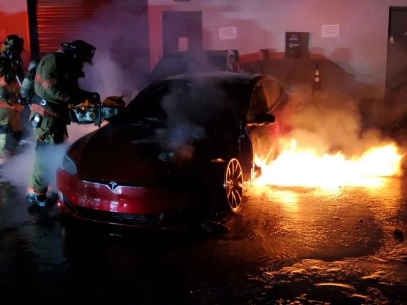 تضرر سيارة تيسلا موديل S P100D بسبب الحريق