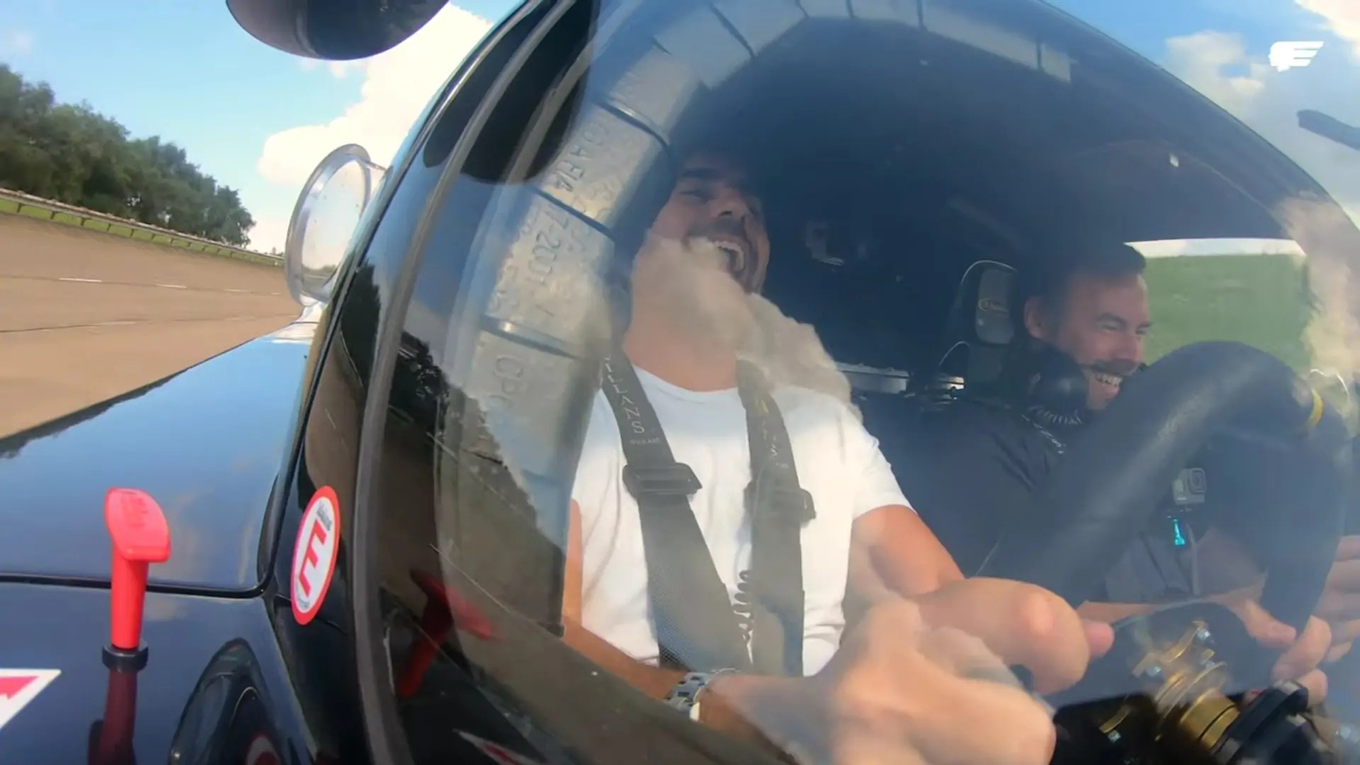 داريو فرانشيتي يضحك أثناء تجربة سيارة T.50 جورج الخارقة