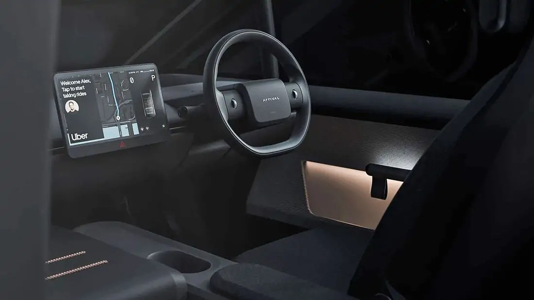 قمرة قيادة سيارة اوبر تتصدرها شاشة لمسية كبيره 