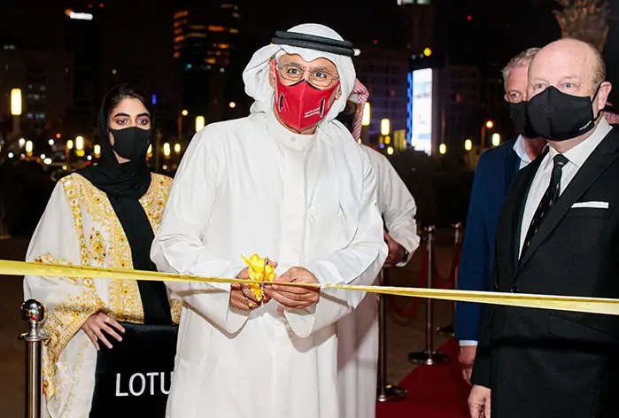 وزير الصناعة البحريني خلال افتتاح معرض لوتس في البحرين