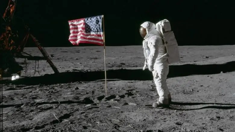 نيل ارمسترونج وأول خطوه للانسان على سطح القمر 