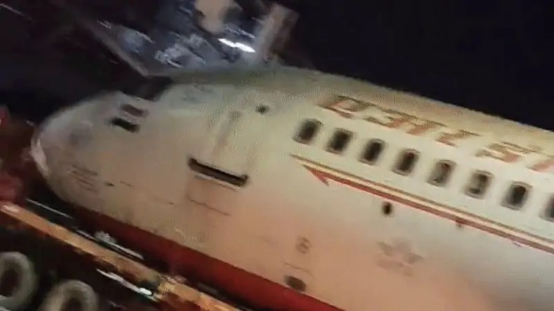 تفاصيل حادث الطائرة على الطريق العام في الهند