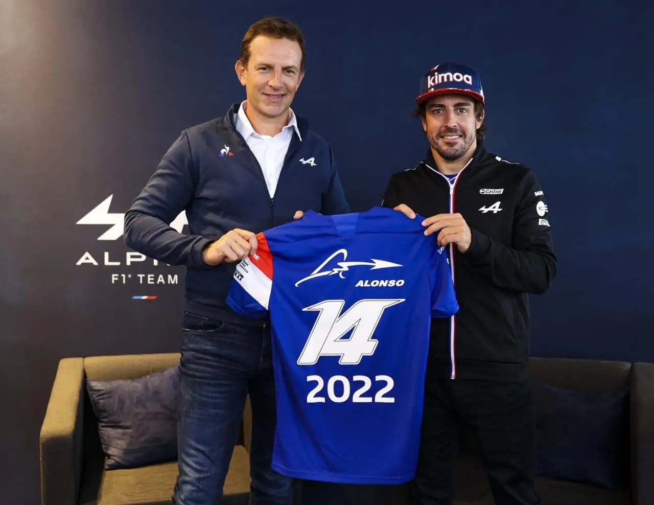 فرناندو ألونسو يمدد العقد ليواصل سباق F1  لعام 2022