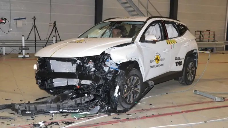 فورد موستنج ماخ E وهيونداي أيونيك 5 هي سيارات آمنة بشكل كبير