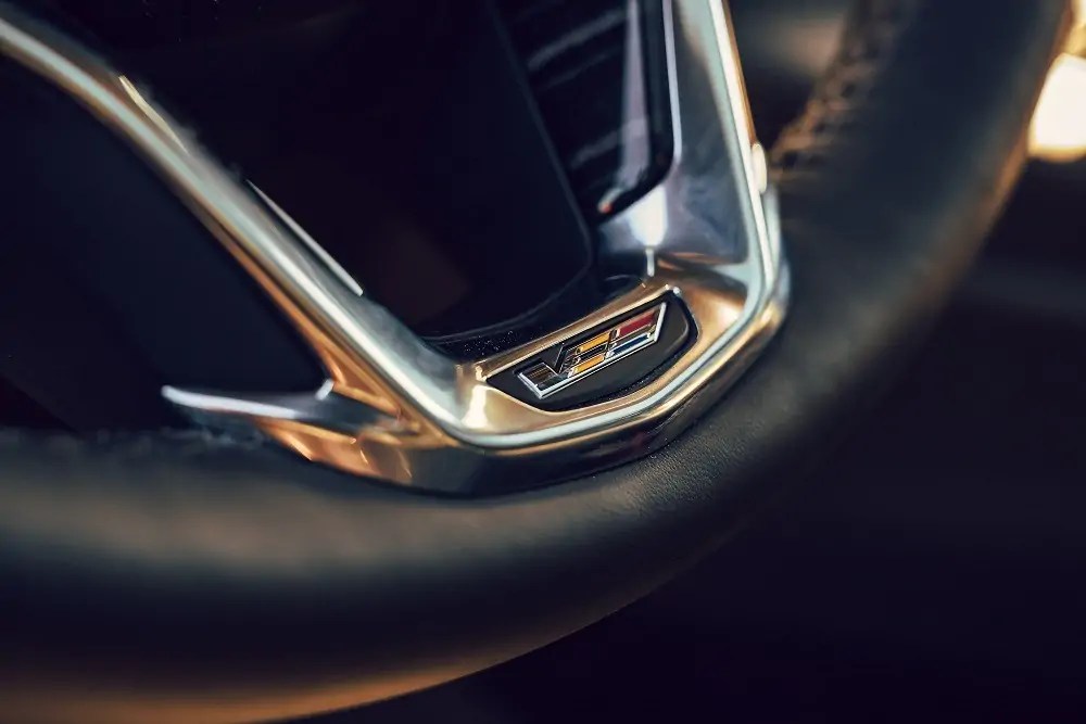 شعار كاديلاك إسكاليد V الجديدة على عجلة القيادة
