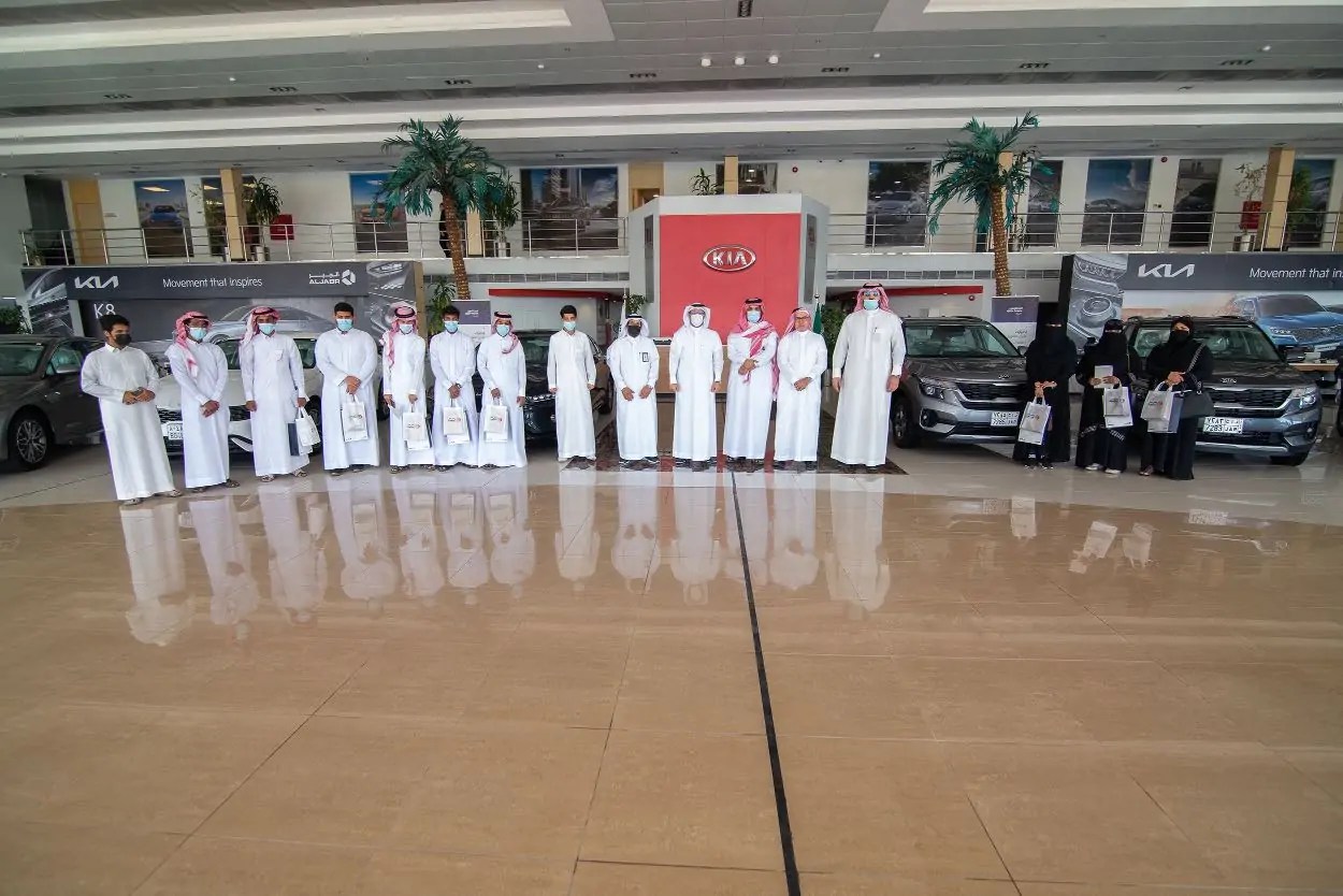 كيا الجبر تقدم 14 سيارة بأسعار مخفضة للمساهمة في تاكسي جمعية بناء للأيتام