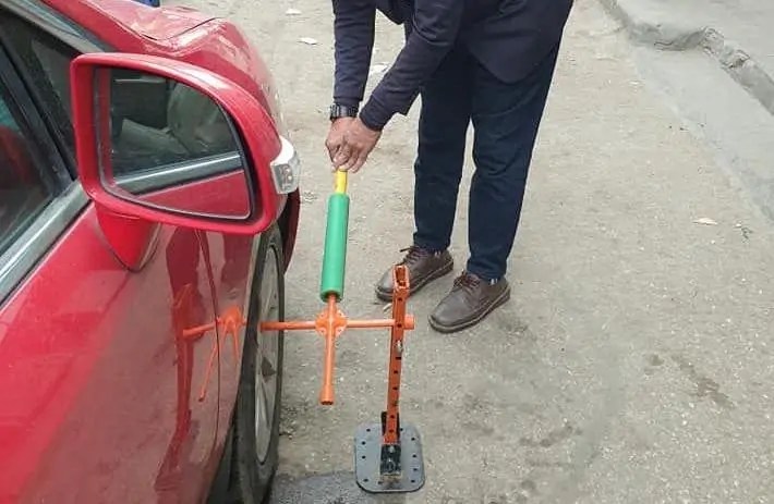 مخترع مصري يخترع رافعة ذكية للإطارات