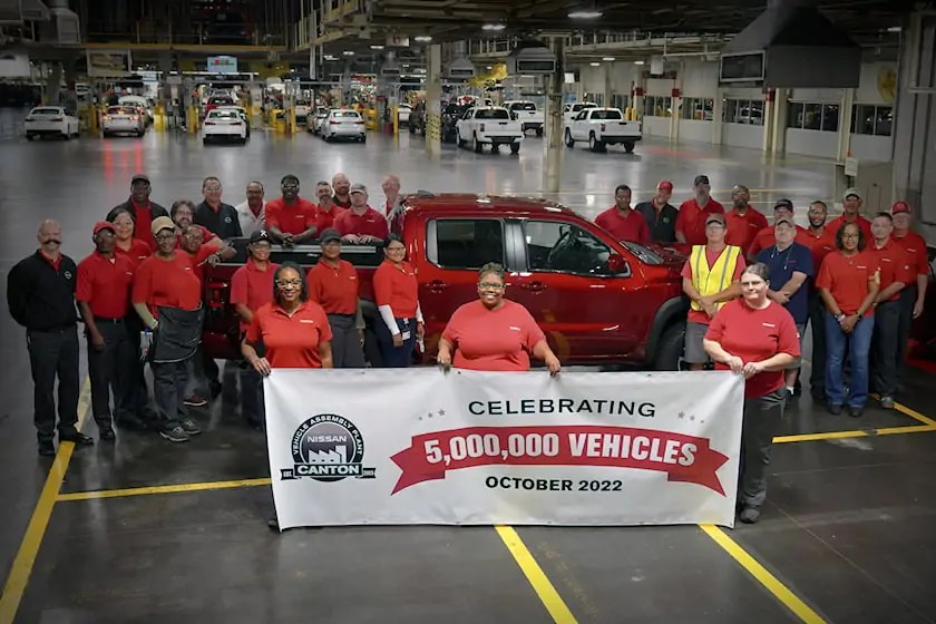 العاملون بمصنع نيسان بأمريكا يحتفلون يخروج السيارة رقم  5 مليون 