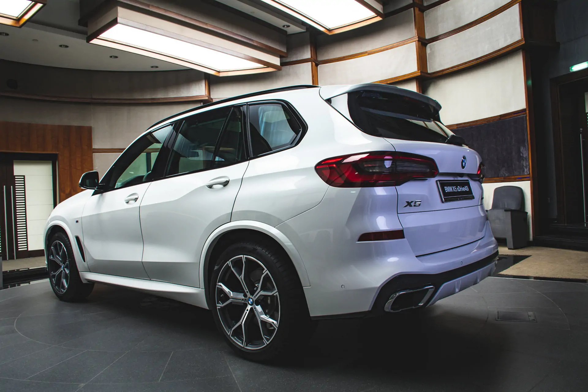 BMW أبو ظبي تختبر X5 وتكشف عن X DRIVE 40I  بترقيات جديده