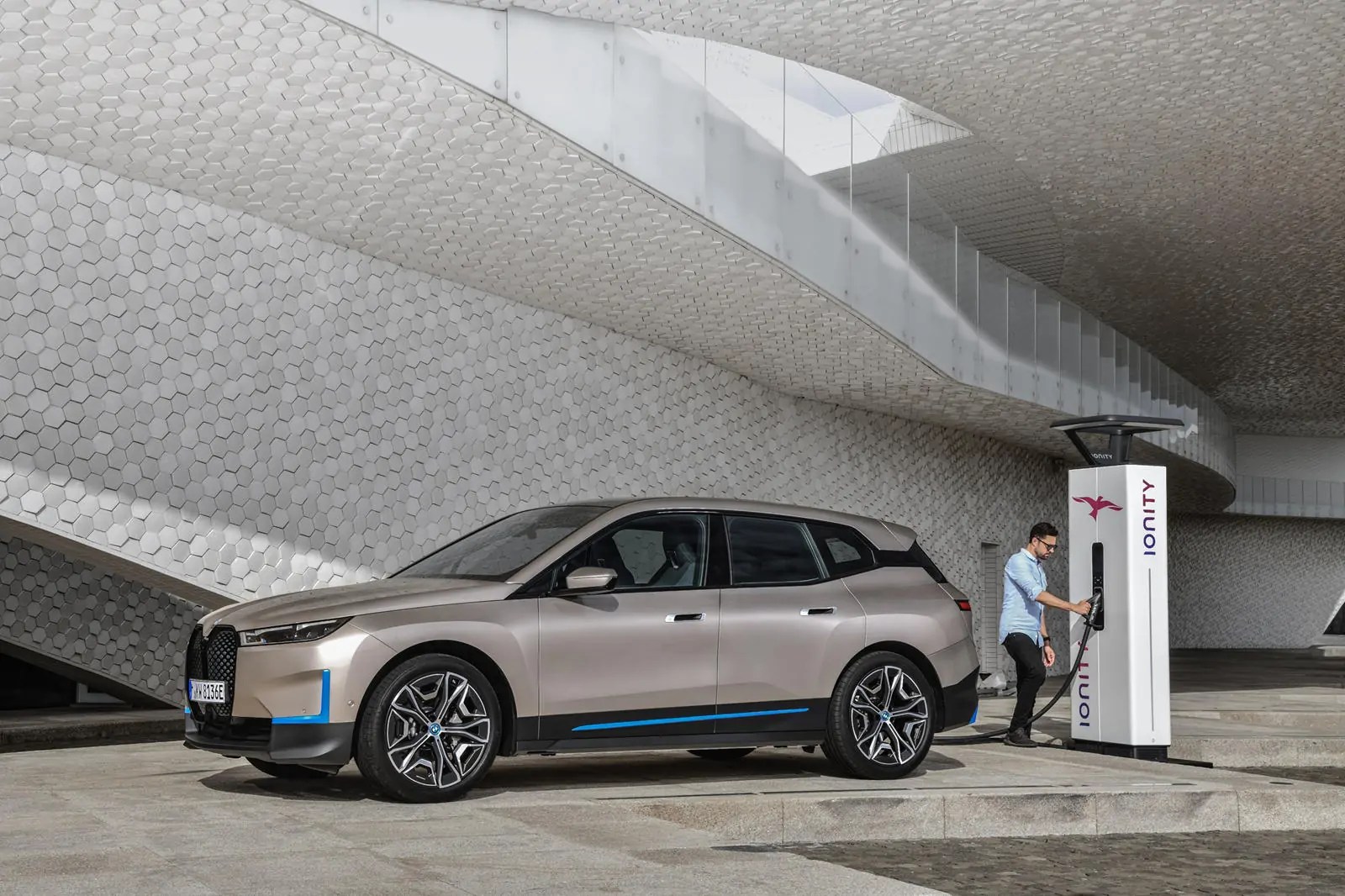 BMW تؤخرإنتاج   IX الكهربائية بالكامل إلى مارس 2022