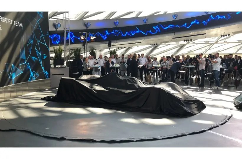 BMW تدشن iFE.18 للفورمولا الكهربائية بحضور سعودي أوتو