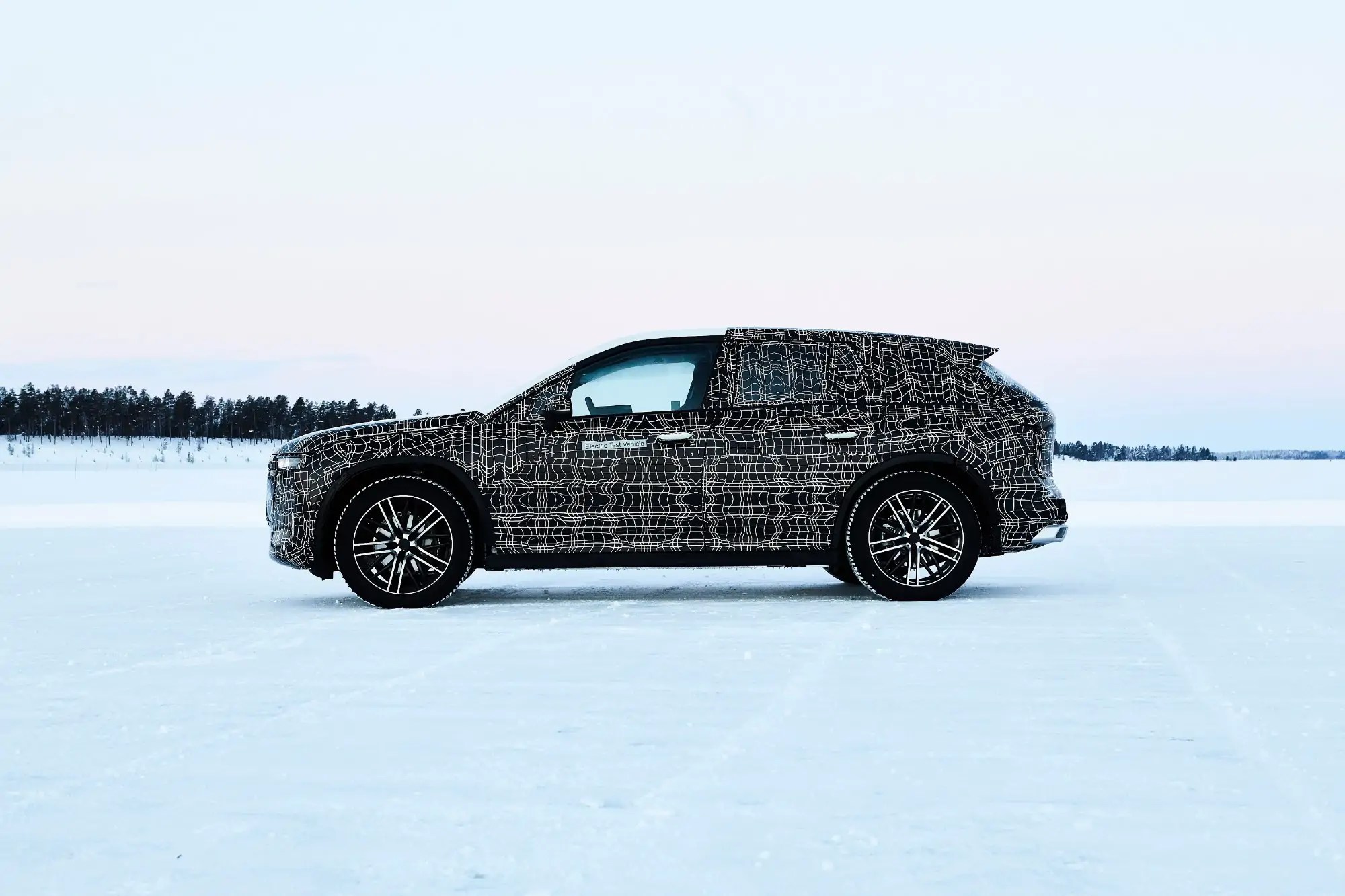  BMW iNEXT تخوض اختباراتها الشتوية بالقرب من الدائرة القطبية