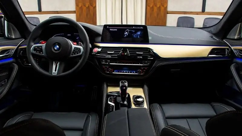 ظهرت سيارة BMW M5 إصدار 35 Years Jahre الخاصة موديل عام 2020 مؤخراً في BMW أبوظبي موتورز