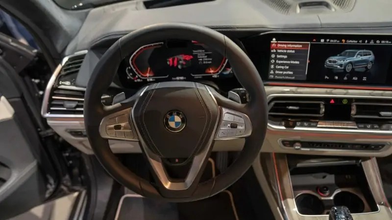 BMW X7 تستعرض ضخامتها في لوس أنجيلوس