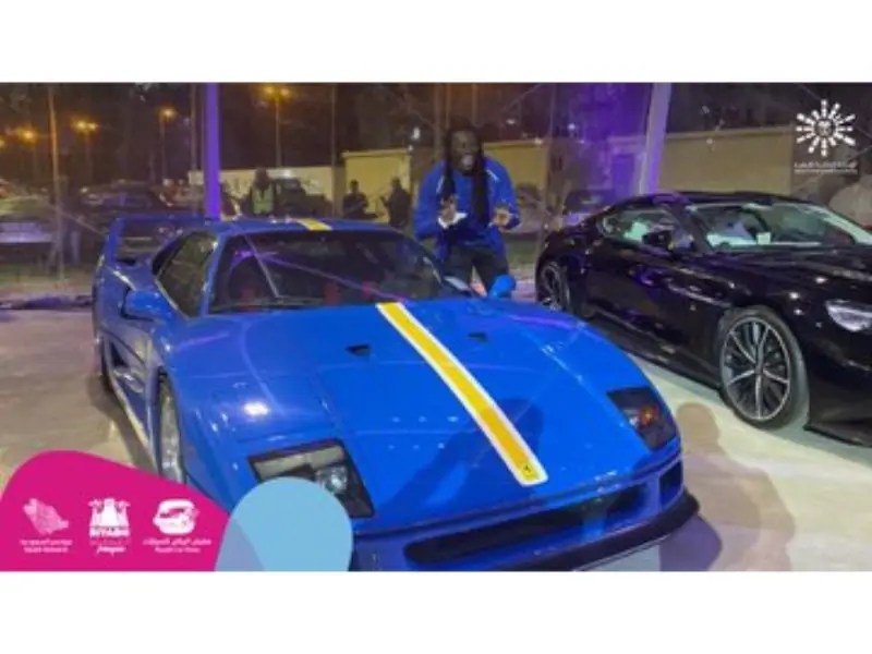 أبطال آسيا مع سياراتهم الجديدة في معرض الرياض للسيارات