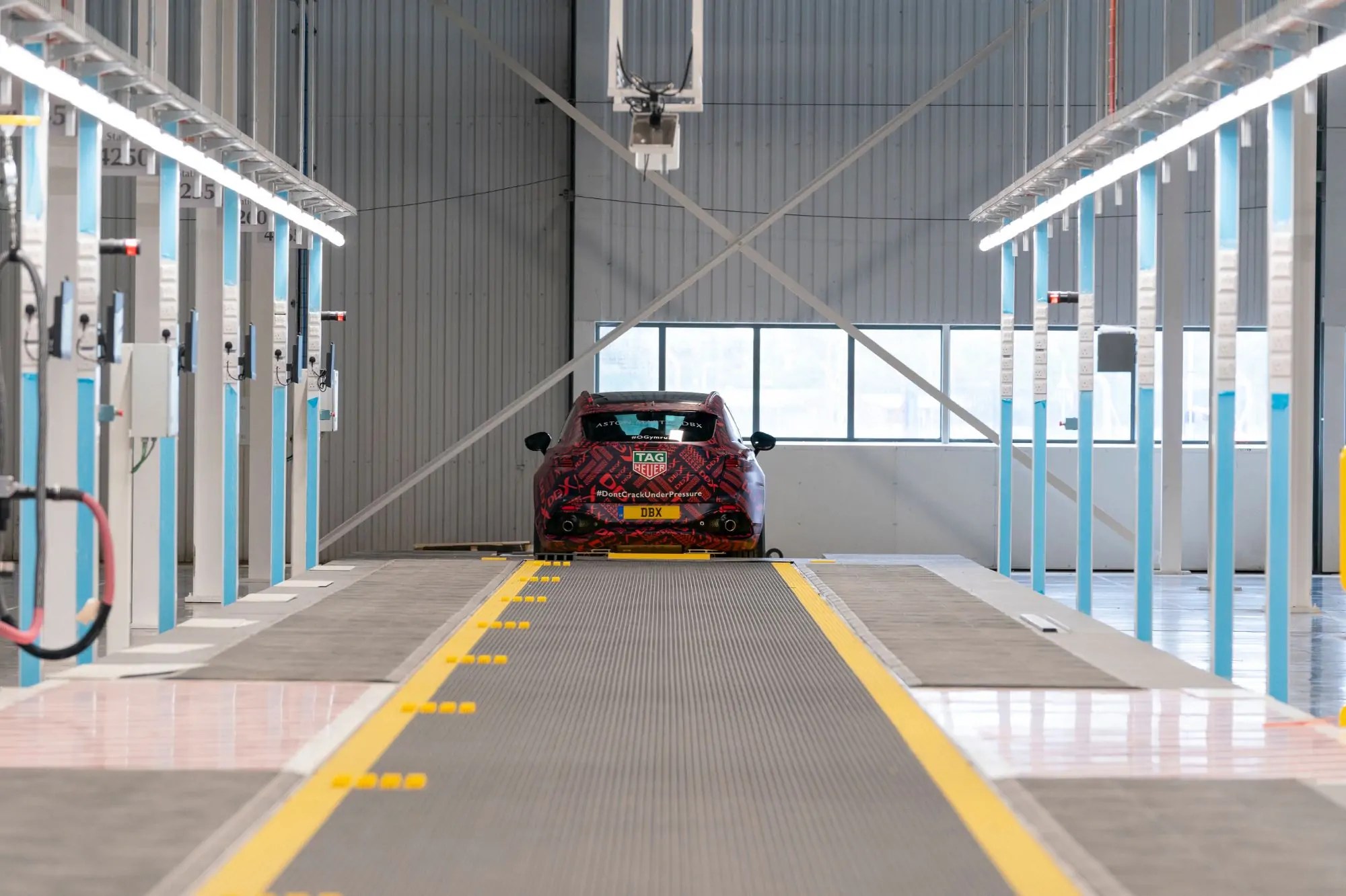 ‏‏أستون مارتن تبدأ بإنتاج أولى سياراتها في منشأتها الجديدة بمقاطعة ويلز‏