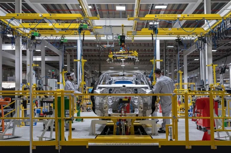 أستون مارتن تحتفل بانطلاق أول سيارات دي بي إكس المصنوعة في ويلز