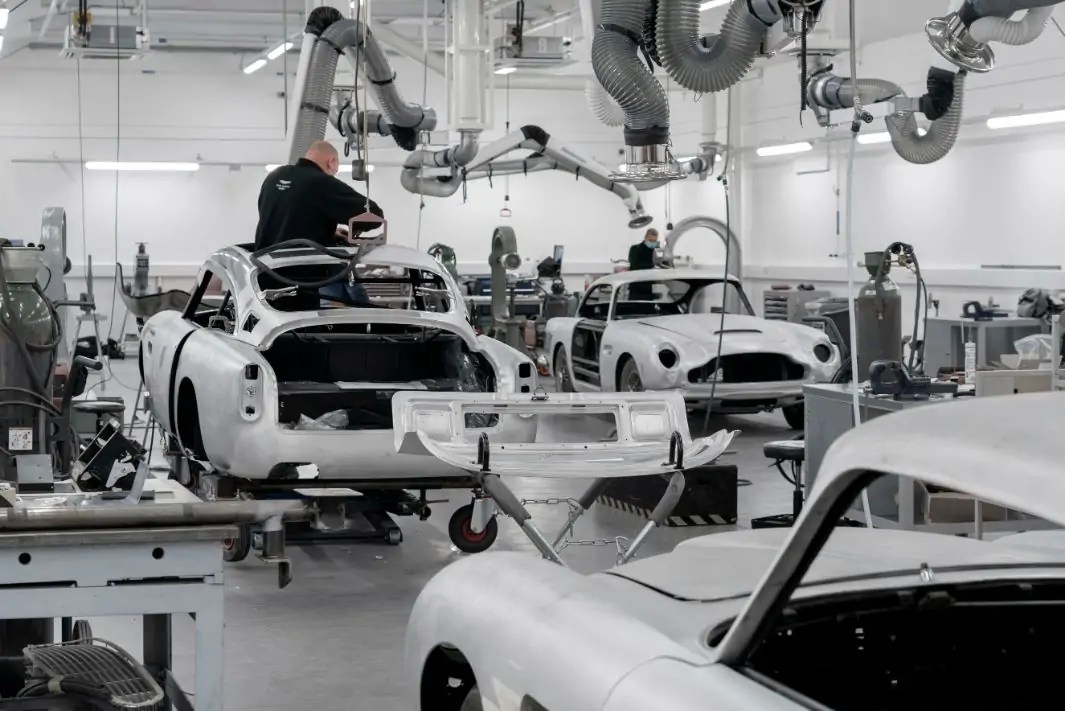 أستون مارتن تعيد إنتاج سيارة DB5 بعد 55 عاماً
