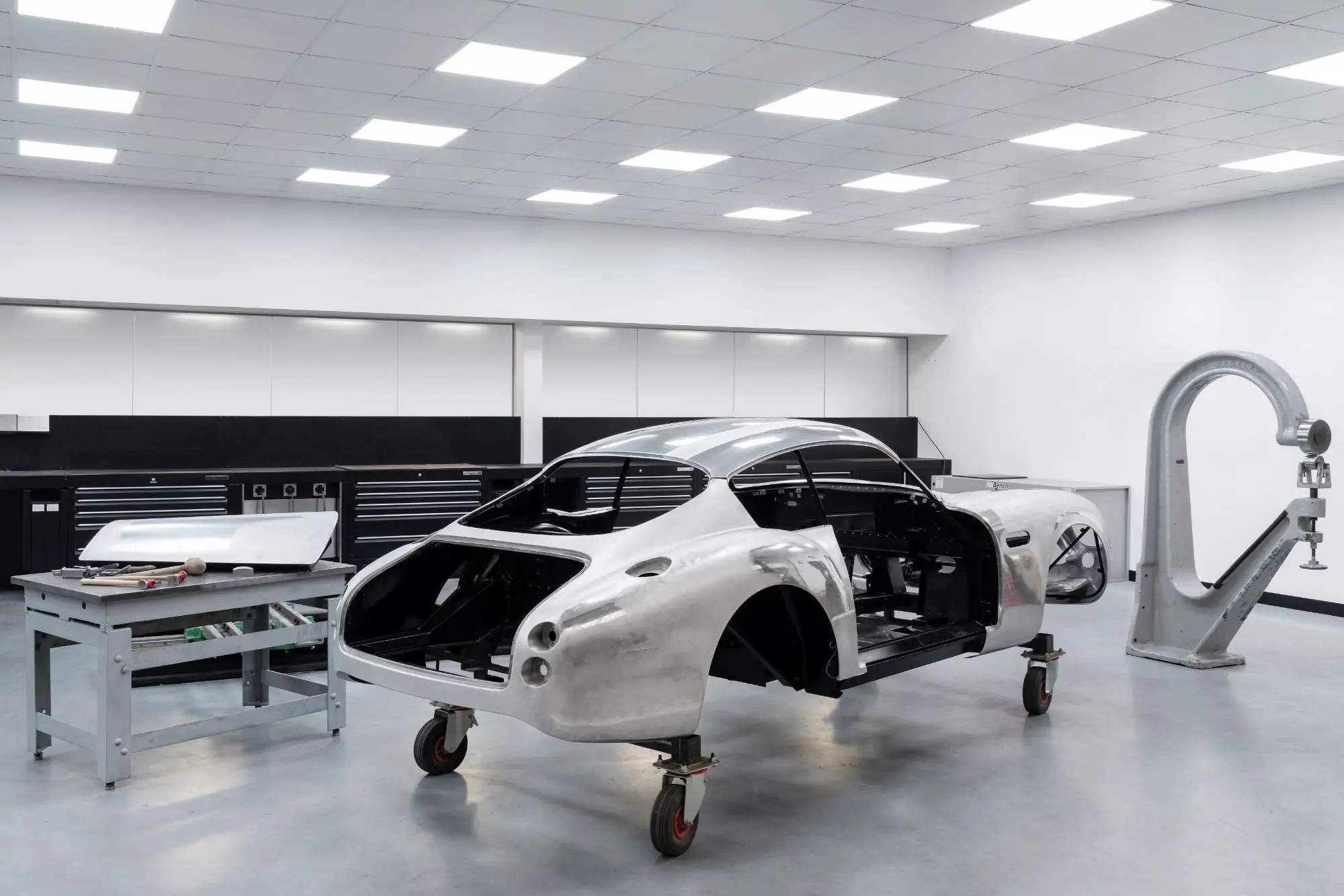 أستون مارتن تواصل العمل لإعادة تطوير سيارتها الأسطوريّة الشهيرة DB4 GT ZAGATO