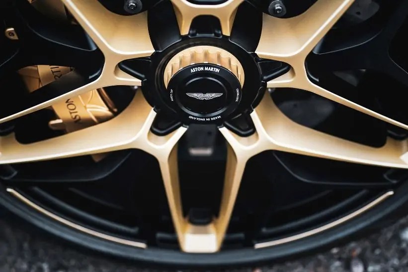 الجنوط ذات اللمسات الذهبية لسيارة أستون مارتن DBS GT Zagato 