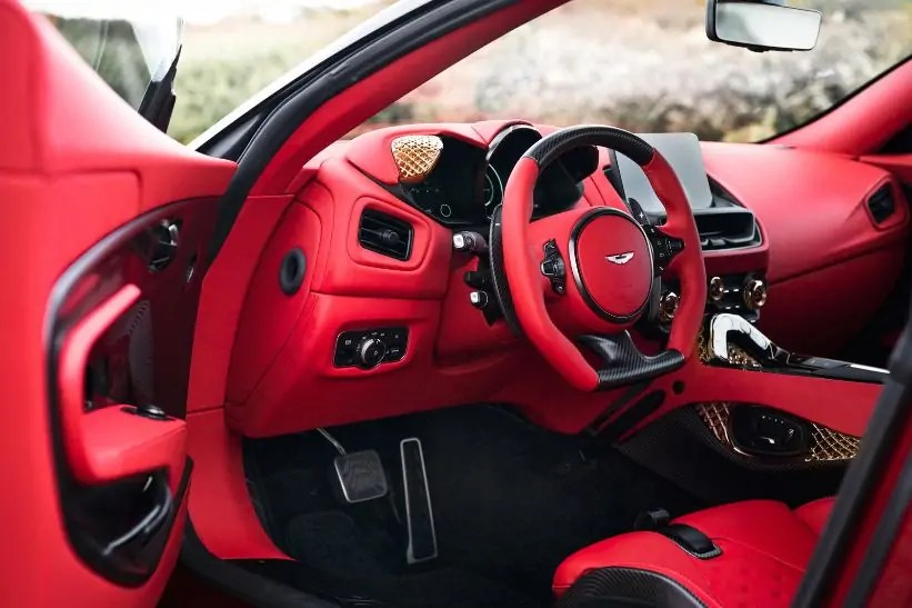 التصميم الداخلي لسيارة أستون مارتن DBS GT Zagato 