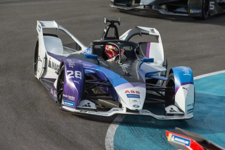 أليكساندر سيمز سائق BMW بطل الجولة الثانية لسباق فورمولا E الدرعية