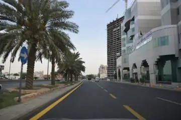 أمانة منطقة الرياض تعيد سفلتة الطرق باستخدام الدهانات الأرضية بديل عن عيون القطط