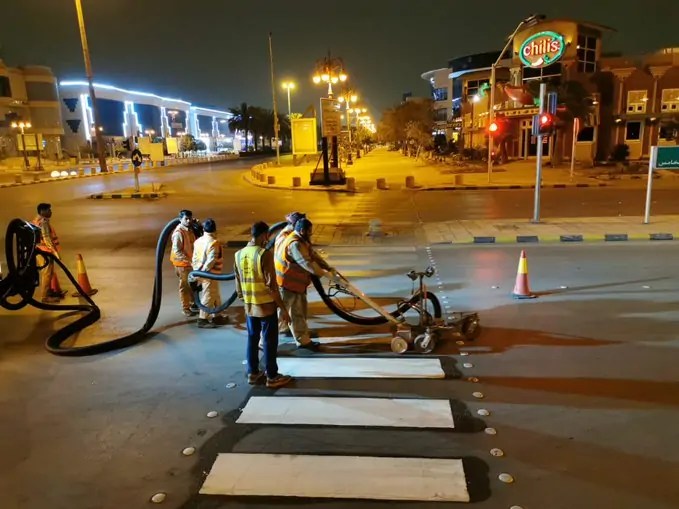 أمانة منطقة الرياض: تكثف أعمال تنظيف الخطوط الأرضية لطرقات العاصمة