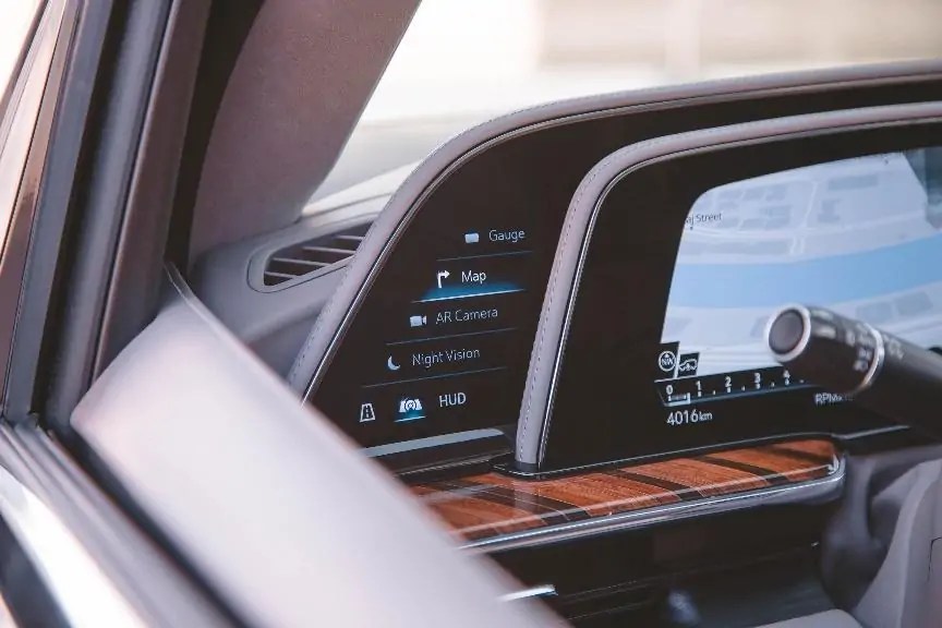 إسكاليد للعام 2021 بأول شاشة OLED مائلة بقطاع السيارات