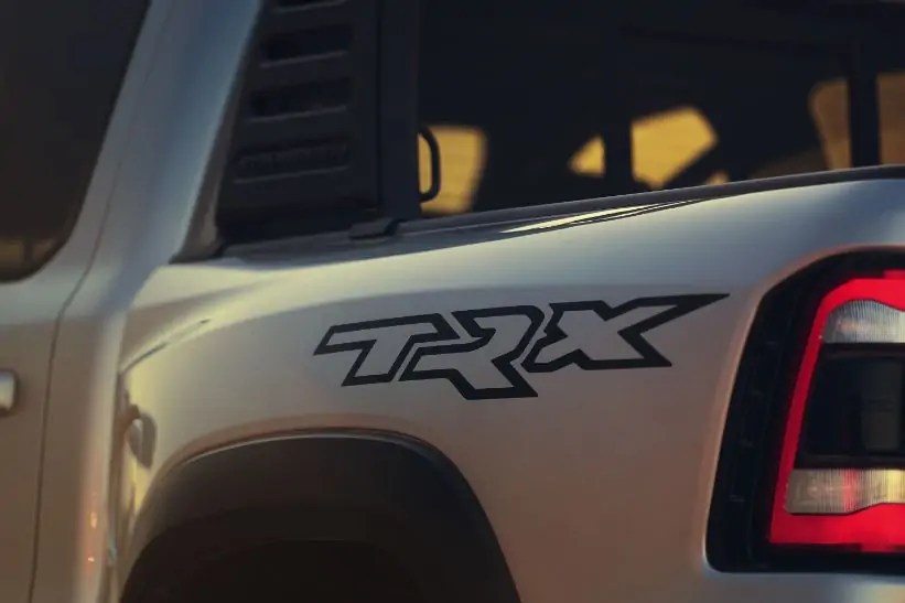 رام 1500 TRX الإصدار الأول من الخلف
