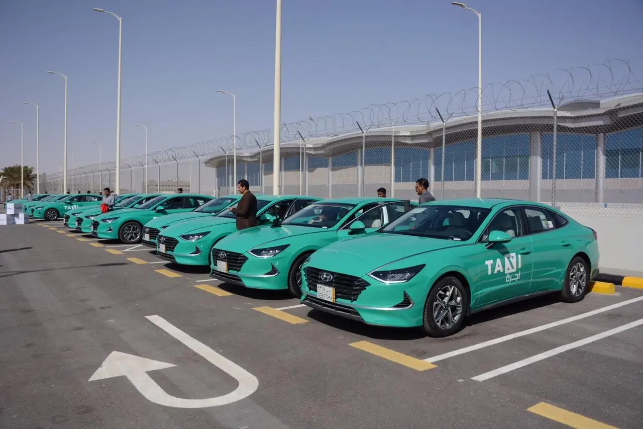 المجدوعي هيونداي تسلم 100 سيارة من تاكسي المطار بهويتها الجديدة