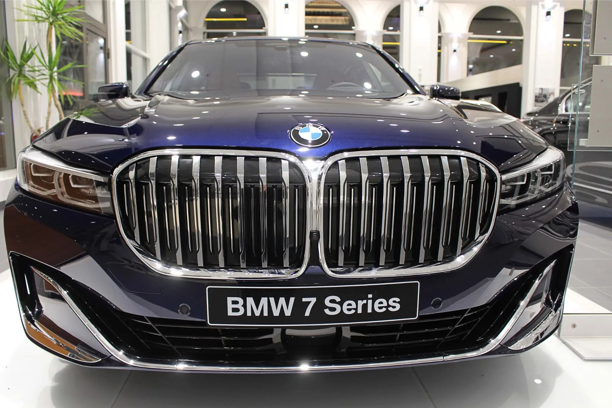 الناغي BMW تدشن الفئة السابعة 2020 في السعودية