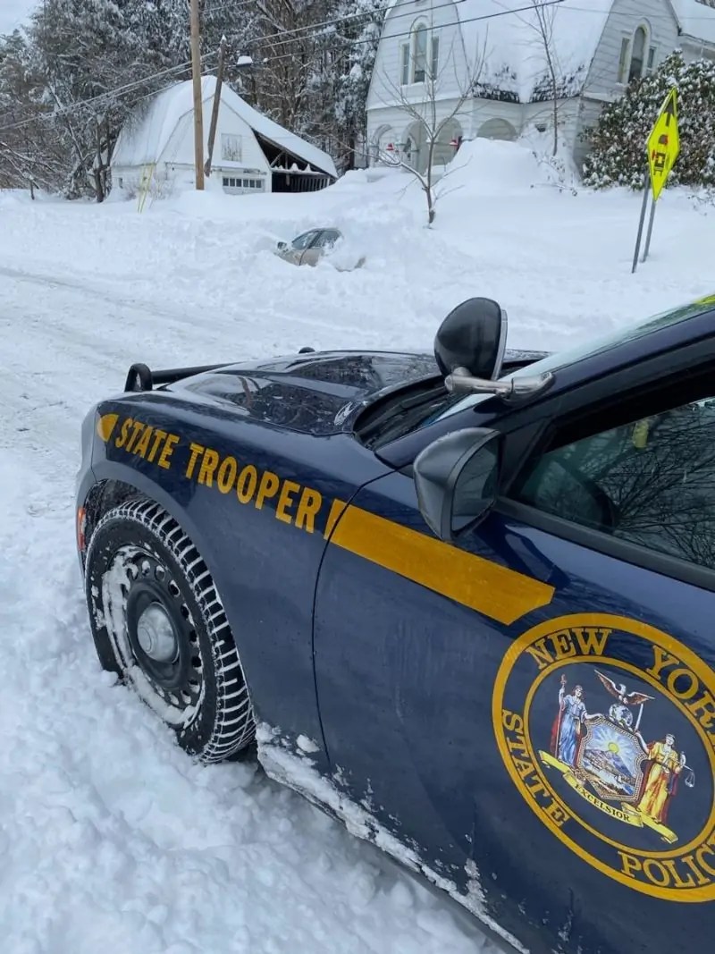 انقاذ رجل أمريكي ظل محاصراً تحت الثلوج لعشر ساعات بعد عاصفة ثلجية